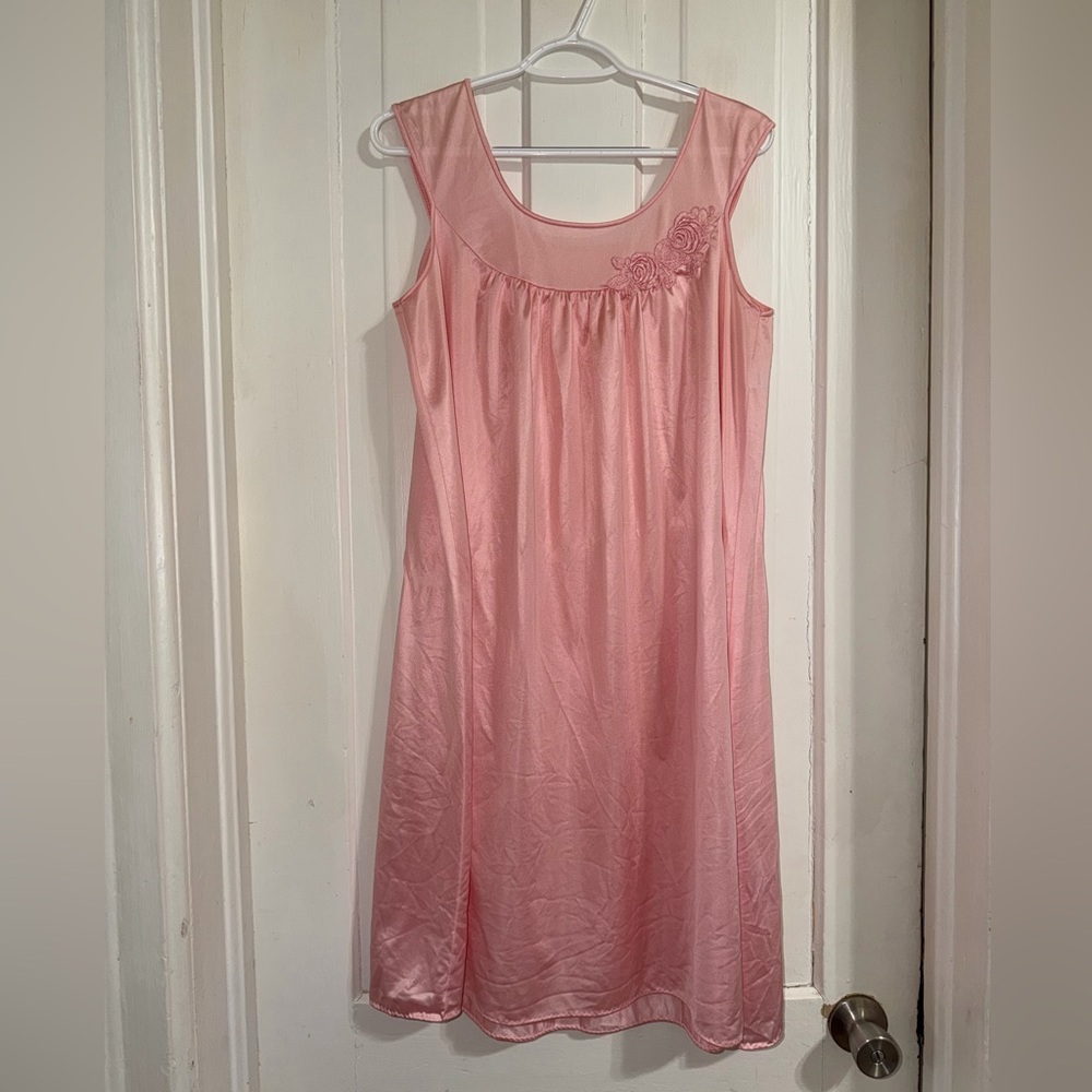 Vintage women's size medium satin sleep gown nightgown bed comfy pink